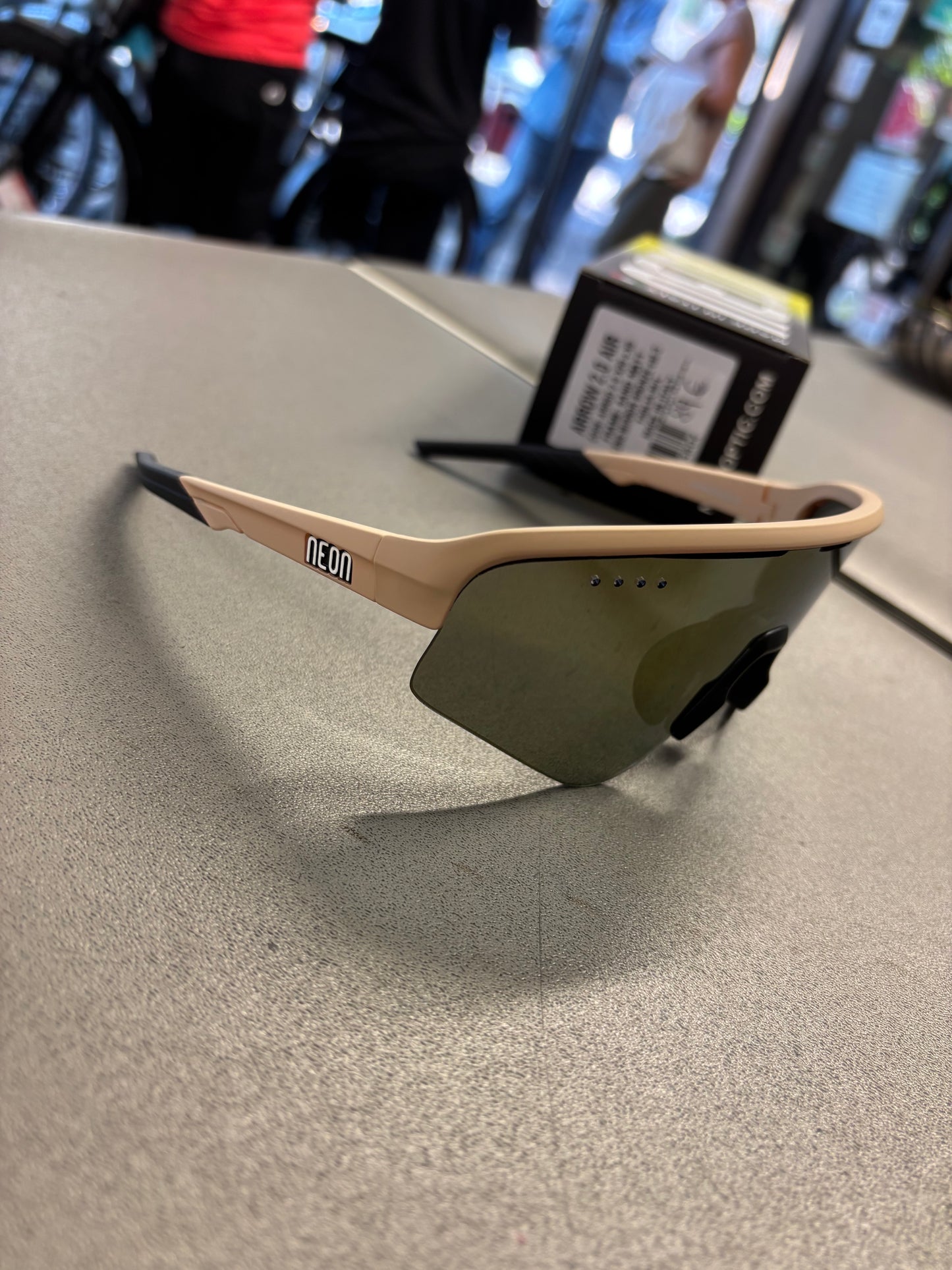 OCCHIALE NEON ARROW AIR 2.0 SAND MATT