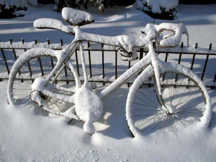 BIG SNOW, NON TI TEMO: CICLISTI SENZA FRENI